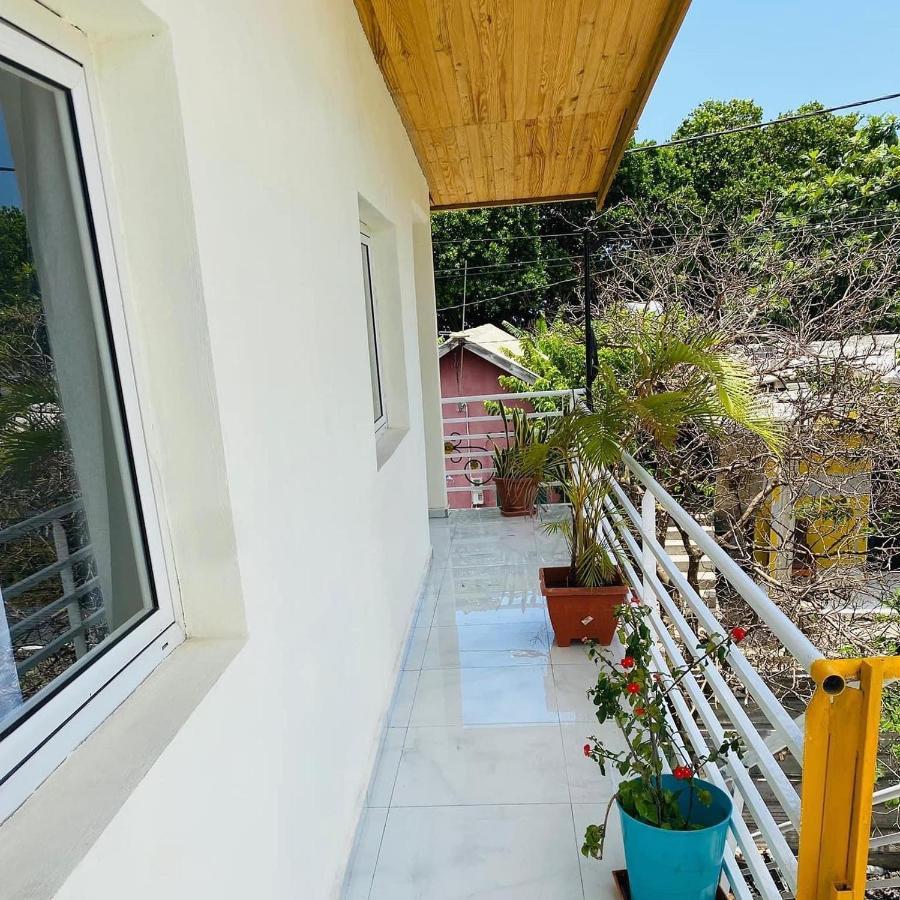 La Vue De Haut- T3 Avec Vue Imprenable Sur La Mer Villa Boueni Luaran gambar